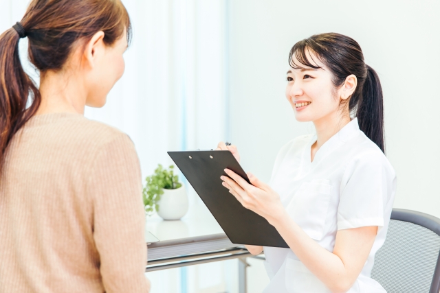美容クリニックで相談者の話を聞くカウンセラー