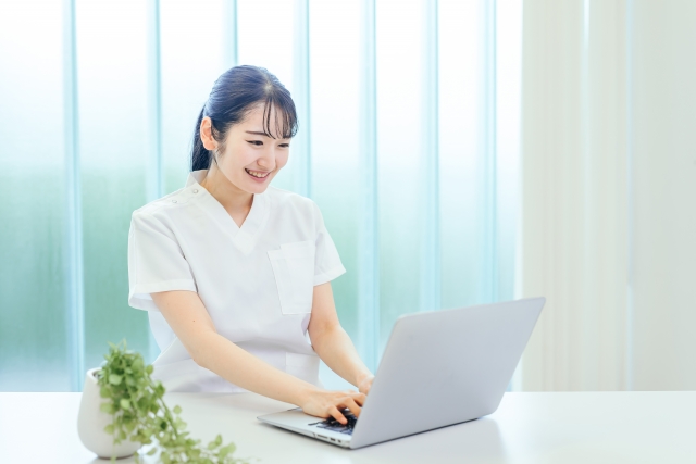 パソコンで学ぶ美容クリニックのスタッフ