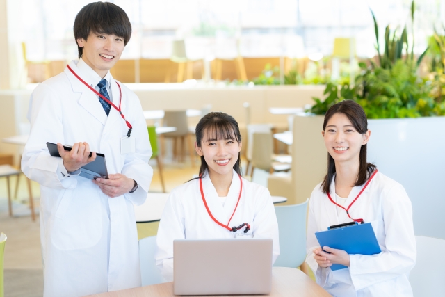 白衣を着た若手の医師たち