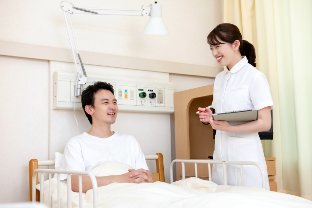 男性の患者さんと話す看護師