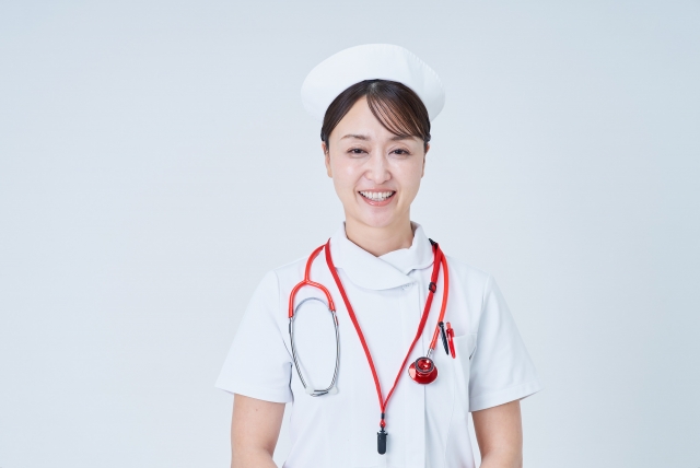 ナースキャップをかぶり聴診器を下げた笑顔の看護師