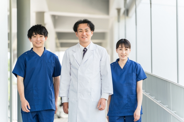 病院の廊下を歩く医師と看護師