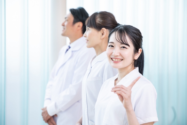 笑顔で並ぶ医療スタッフのチーム